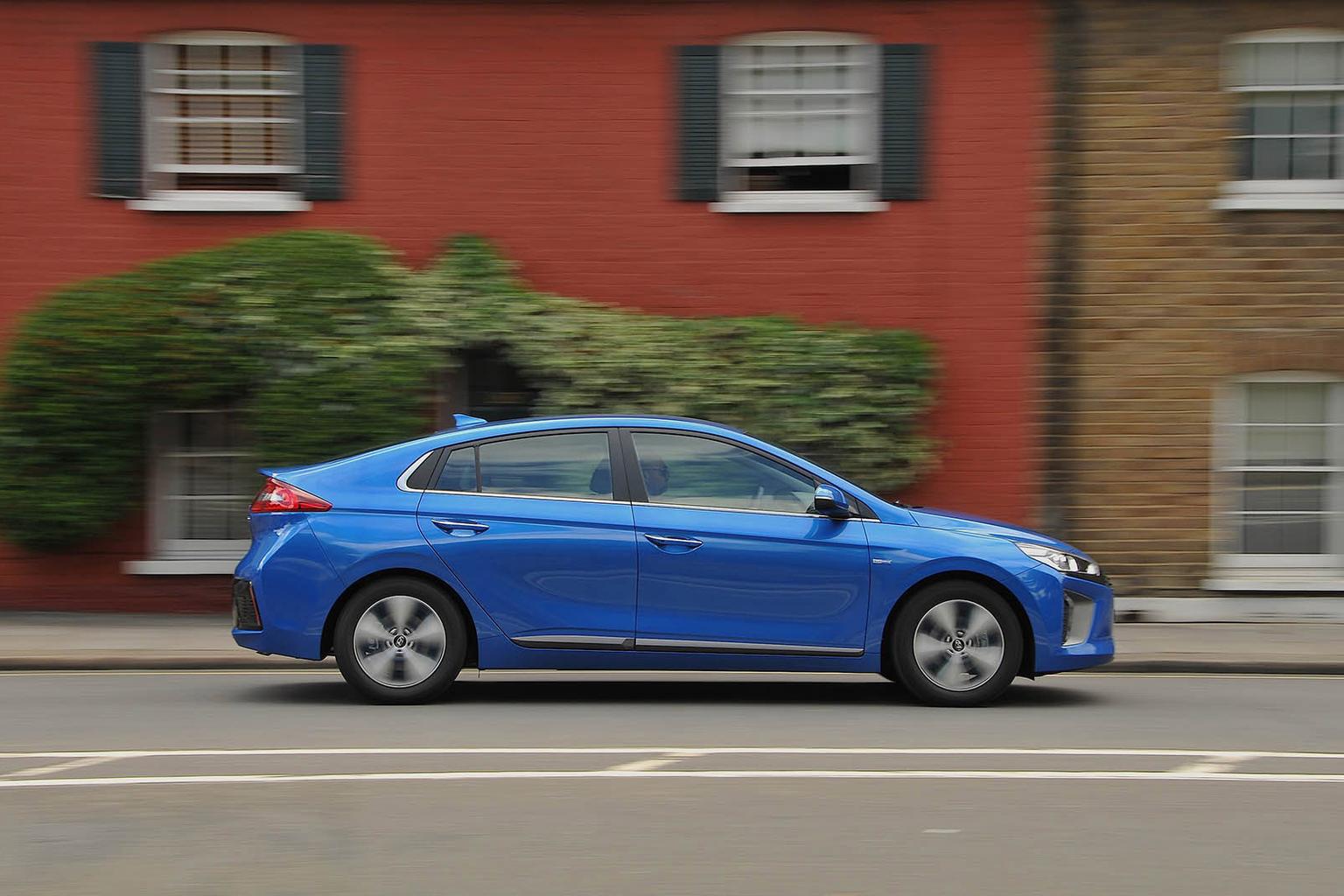 New Hyundai Ioniq Plug-In vs New Volkswagen Golf GTE New Hyundai Ioniq Plug-In vs New Volkswagen Golf GTE