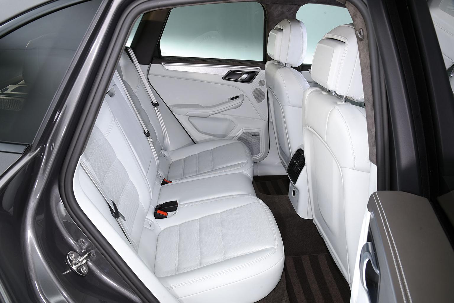 New Range Rover Velar vs Audi SQ5 vs Porsche Macan New Range Rover Velar vs Audi SQ5 vs Porsche Macan