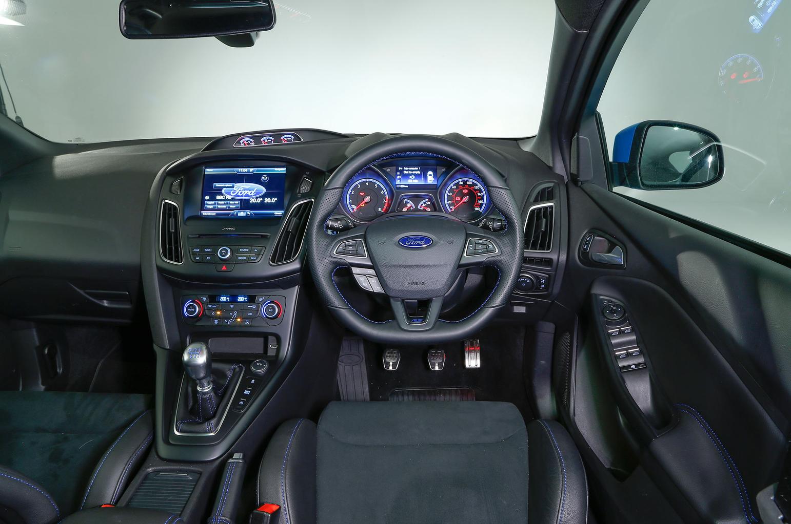 Ford Focus RS vs BMW M135i Ford Focus RS vs BMW M135i