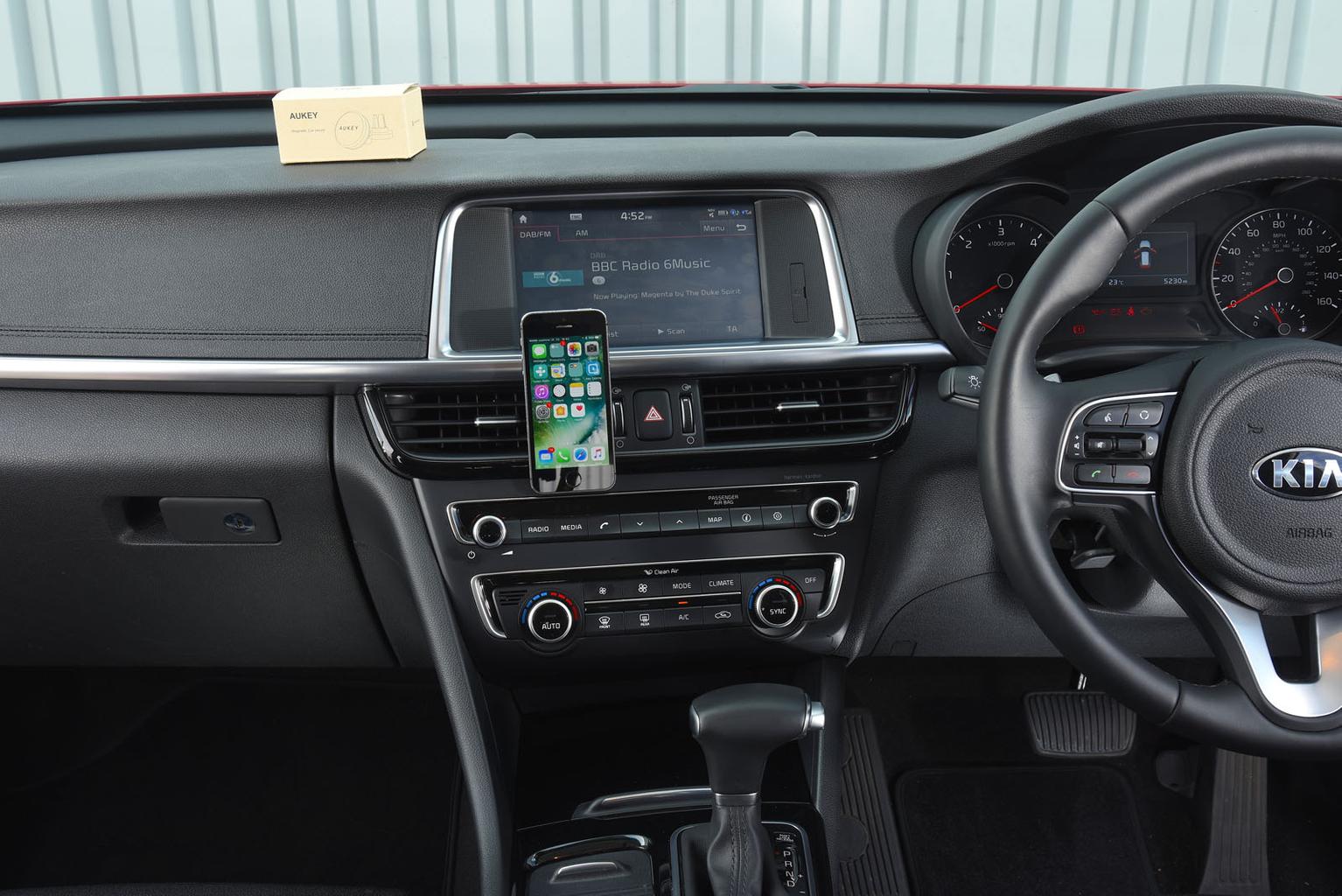 Best car phone holders 2018 – group test Best car phone holders 2018 – group test