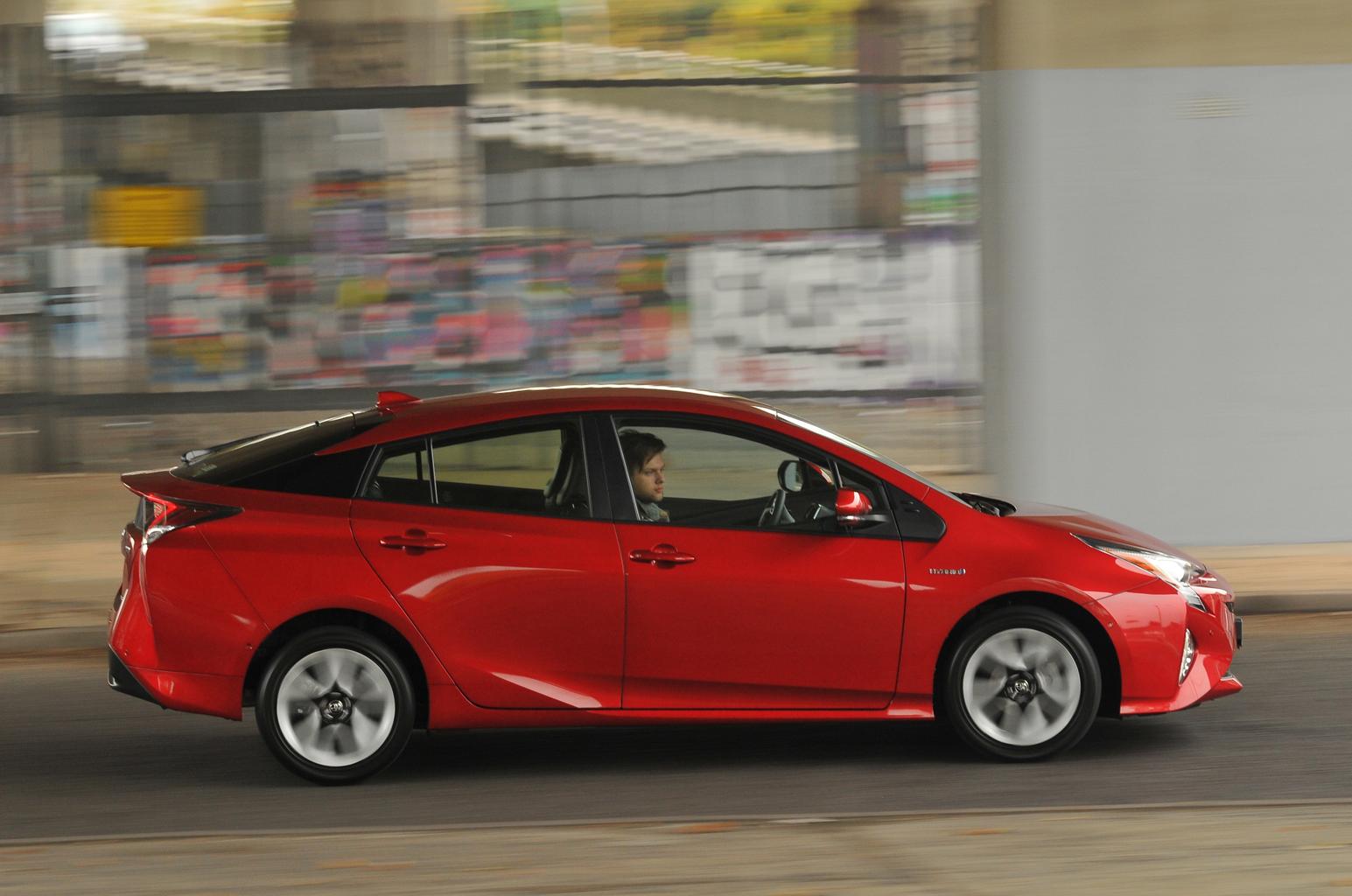 New Hyundai Ioniq vs Toyota Prius New Hyundai Ioniq vs Toyota Prius