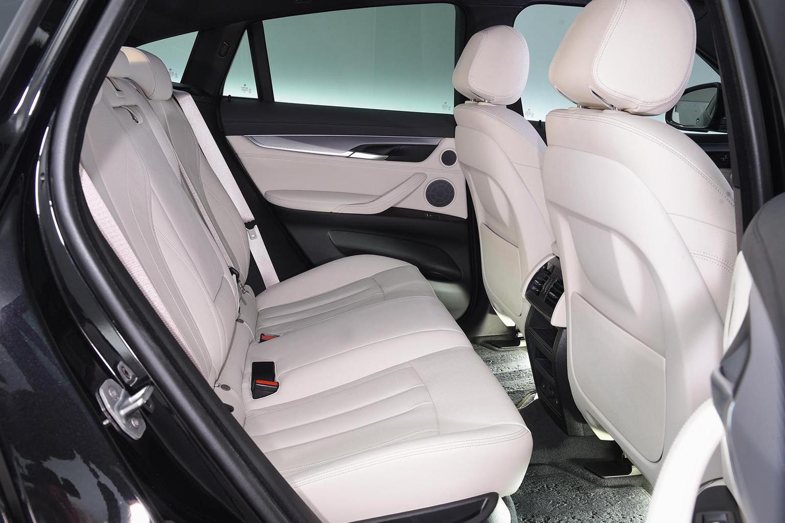 New Range Rover Velar & Audi SQ7 vs BMW X6 New Range Rover Velar & Audi SQ7 vs BMW X6