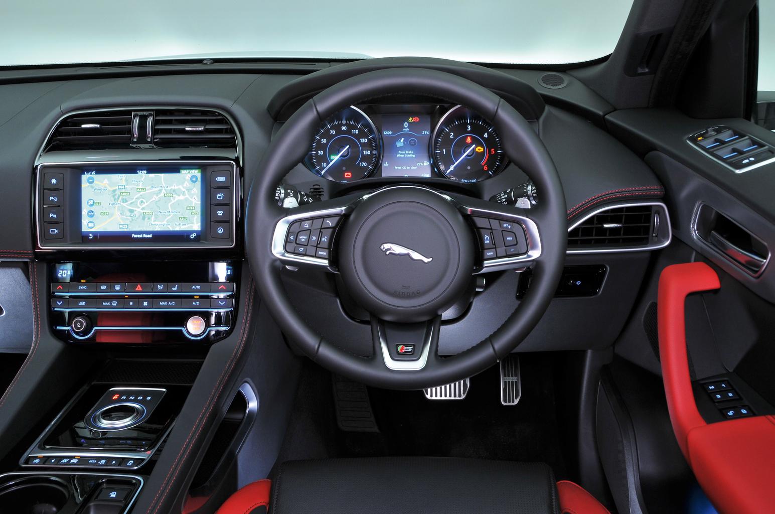 Jaguar F-Pace vs Porsche Macan Jaguar F-Pace vs Porsche Macan