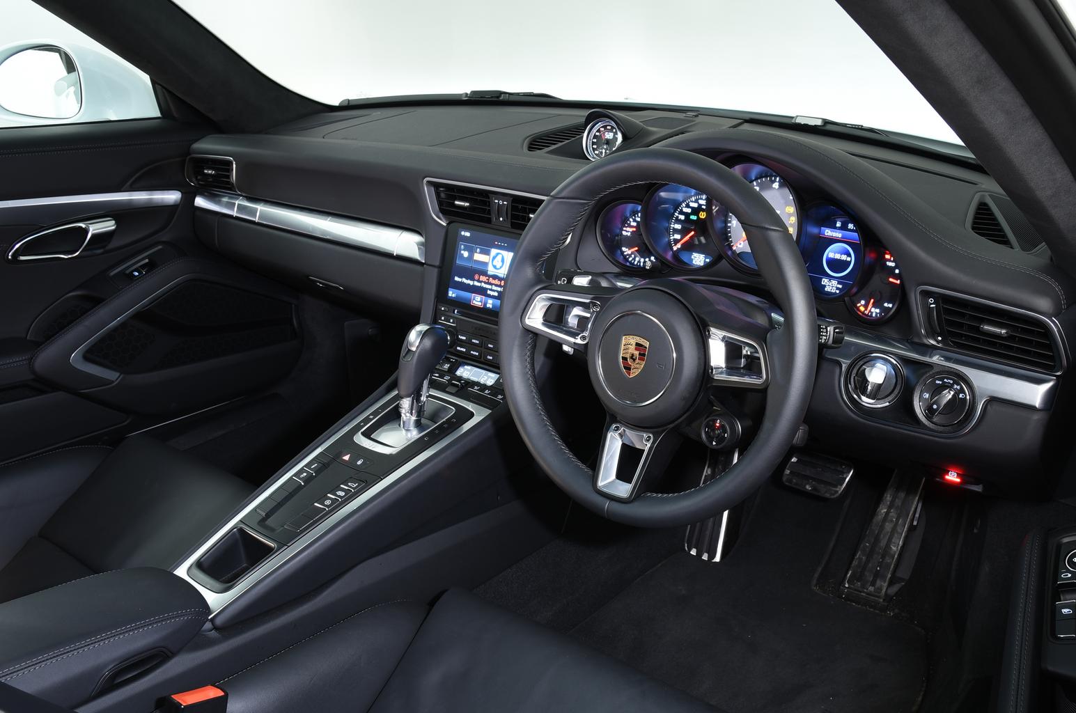 Porsche 911 Carrera S vs Jaguar F-Type R Coupe Porsche 911 Carrera S vs Jaguar F-Type R Coupe